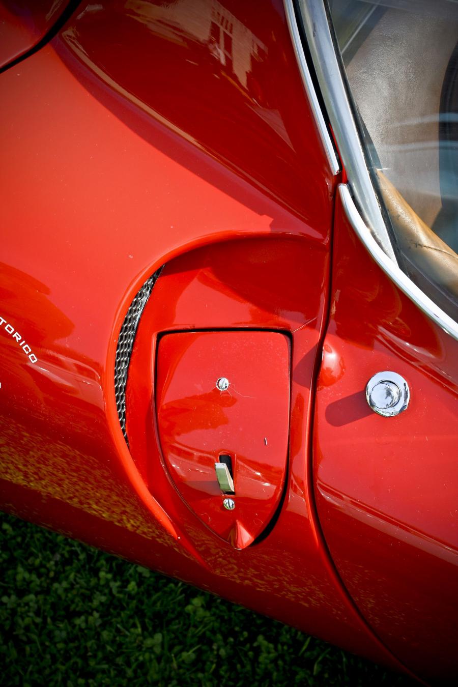 Детали экстерьера Alfa Romeo T33/2 Stradale Prototipo 1967 года  (фото 7 из 13)